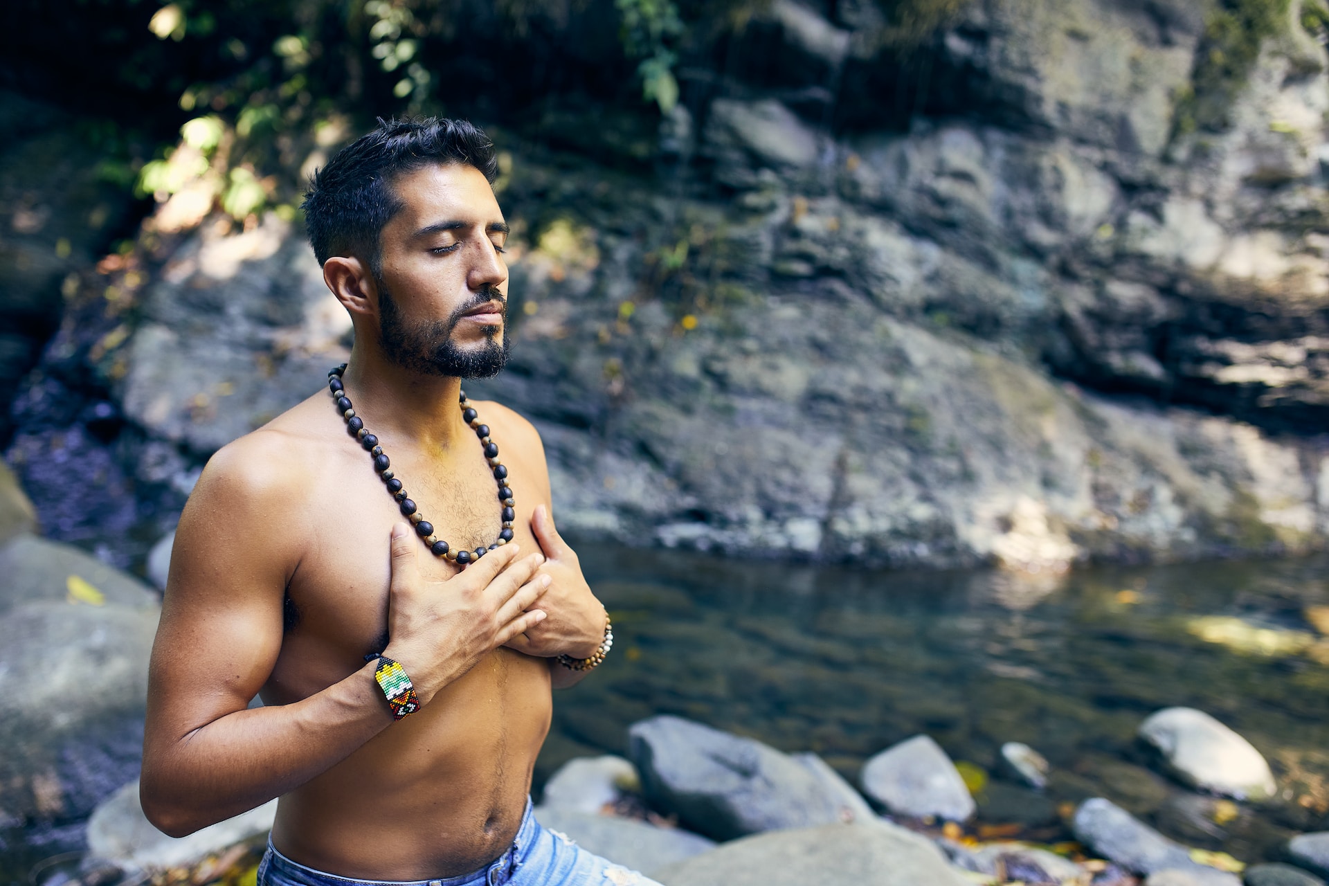 Schamanische Räucherungen: Geschichte, traditionelle Verwendung und Verbesserung spiritueller Praktiken