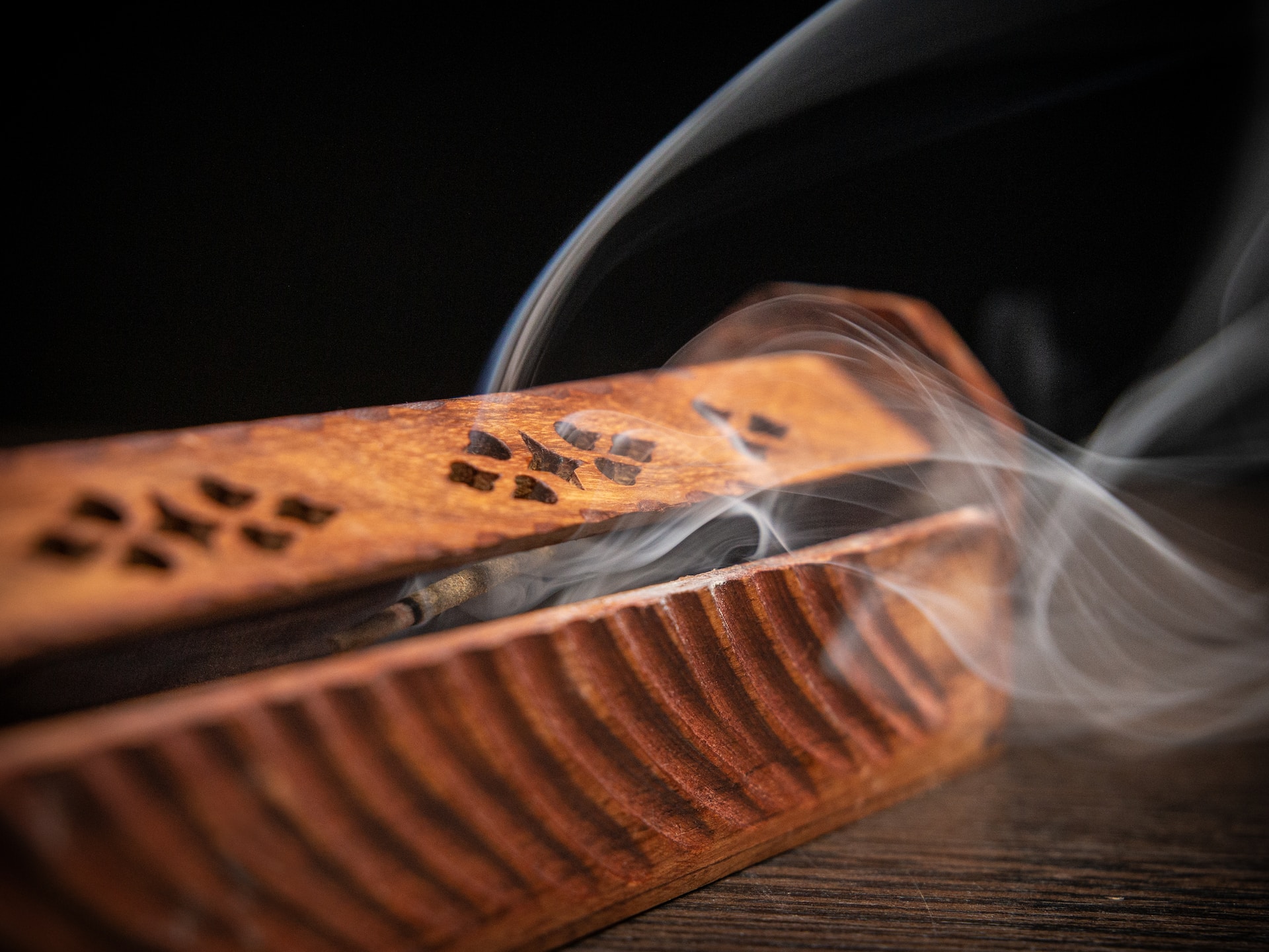 Viaje al reino de los inciensos chamánicos: prácticas, ofrendas aromáticas y curaciones